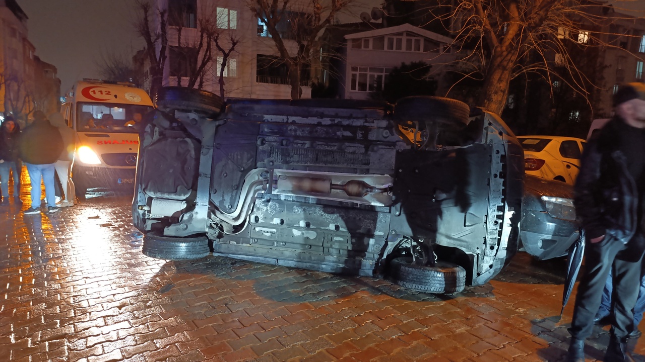 Bahçelievler'de Kediye Çarpmamak İçin Manevra Yapan Araç Kazası Kameralara Yansıdı