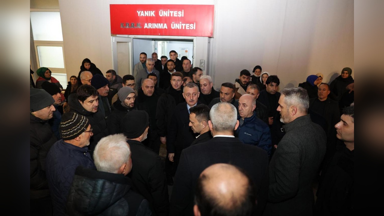Kocaeli'deki Dört Katlı Binada Doğal Gaz Patlaması Gerçekleşti, 14 Kişi Yaralandı