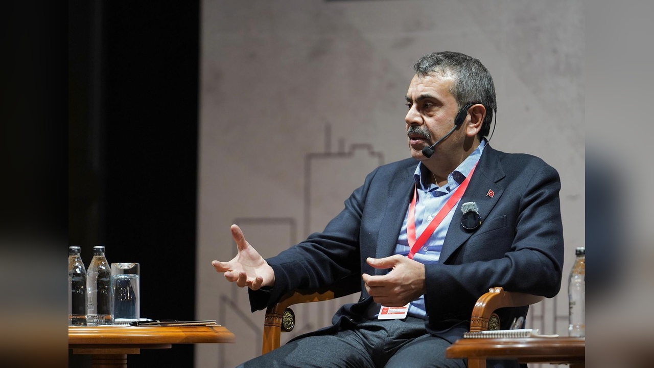 Bakan Tekin: Eğitim Sistemi ve Öğretmenler Üzerine Eleştiriler Yüzeysel