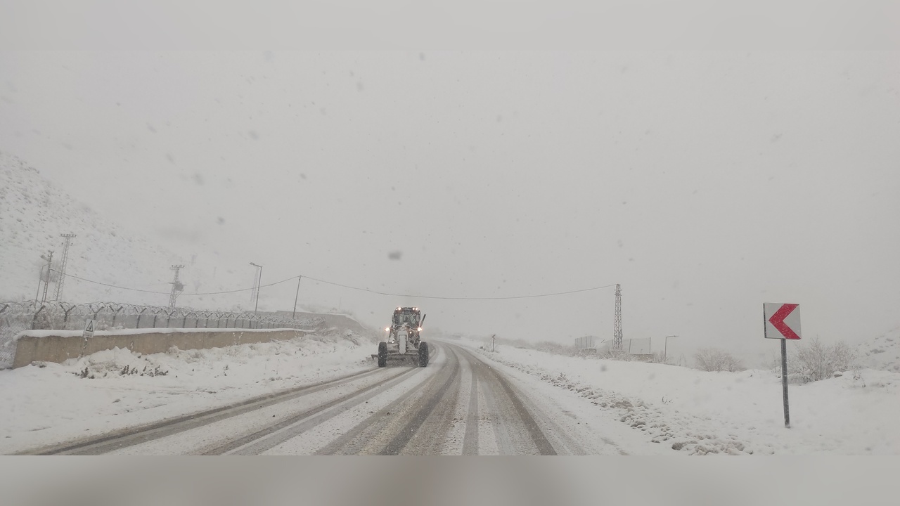 Van'da Yoğun Kar Yağışı 163 Yerleşim Yerini İzole Etti