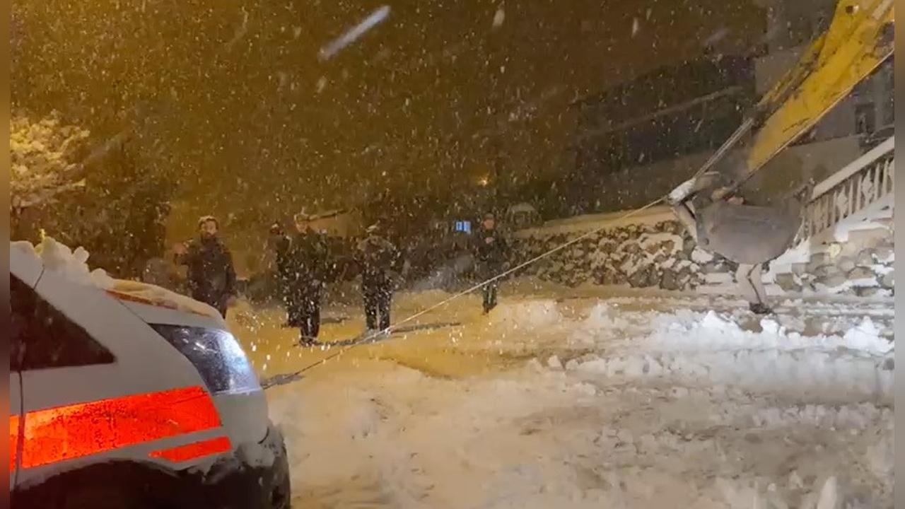 Ambulans, iş makinesi yardımıyla karanlıkta mahsur kaldığı yerden çıkarıldı