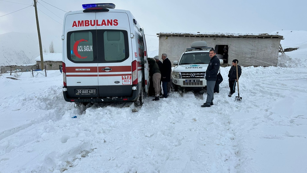 Hakkari'deki Köyde Mahsur Kalan 70 Yaşındaki Hasta Kurtarıldı