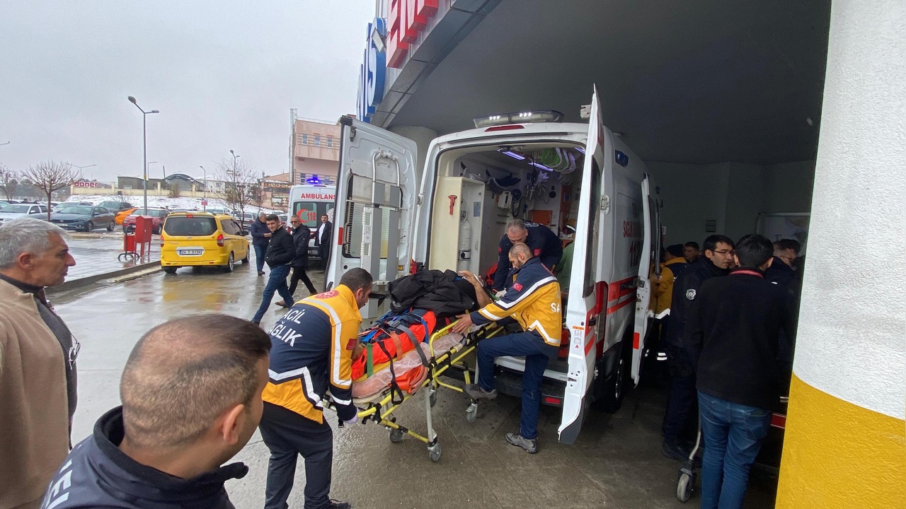 Erzincan ve Kars'ta Gerçekleşen Otobüs Kazaları Sonrası Tedavi Süreci Devam Ediyor