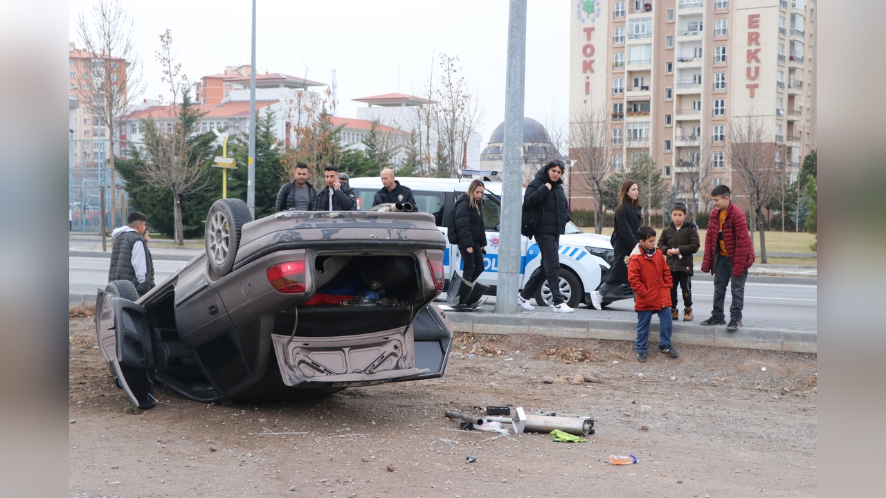 Kayseri'de Otomobilin Devrilmesi Sonucu Üç Kişi Yaralandı