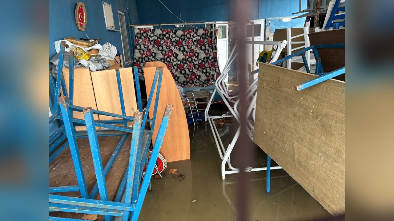 Erdek'te Şiddetli Yağış ve Fırtına Etkili Oldu