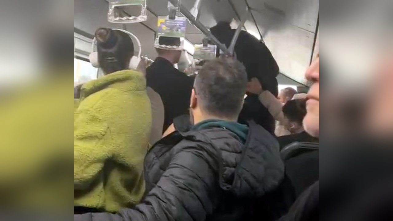 Metrobüs Yolcusunun Boş Koltuk Kavgası: Tırmandığı Demire Yumruk Attı