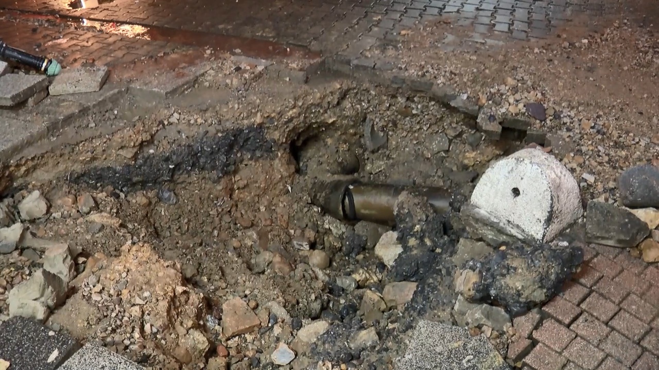 Kadıköy'de Kanalizasyon Borusu Patladı, İşletmeler Etkilendi