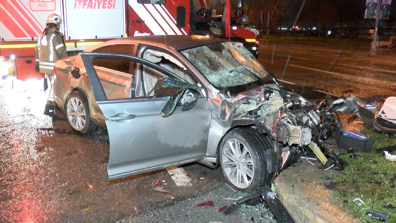 Kartal'da Servis Minibüsü ve Otomobil Çarpıştı: Yedi Kişi Yaralandı