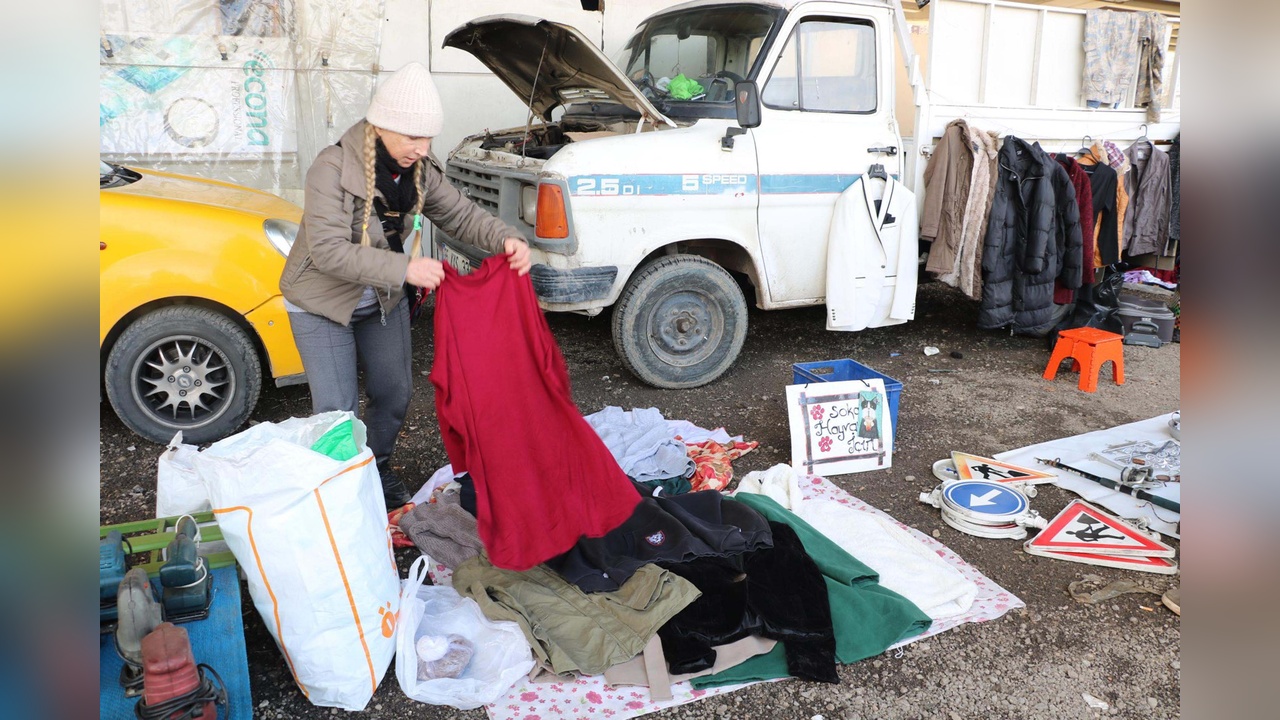 Yavru Kedi, Sokak Hayvanları İçin İkinci El Eşya Satışı Yapıyor