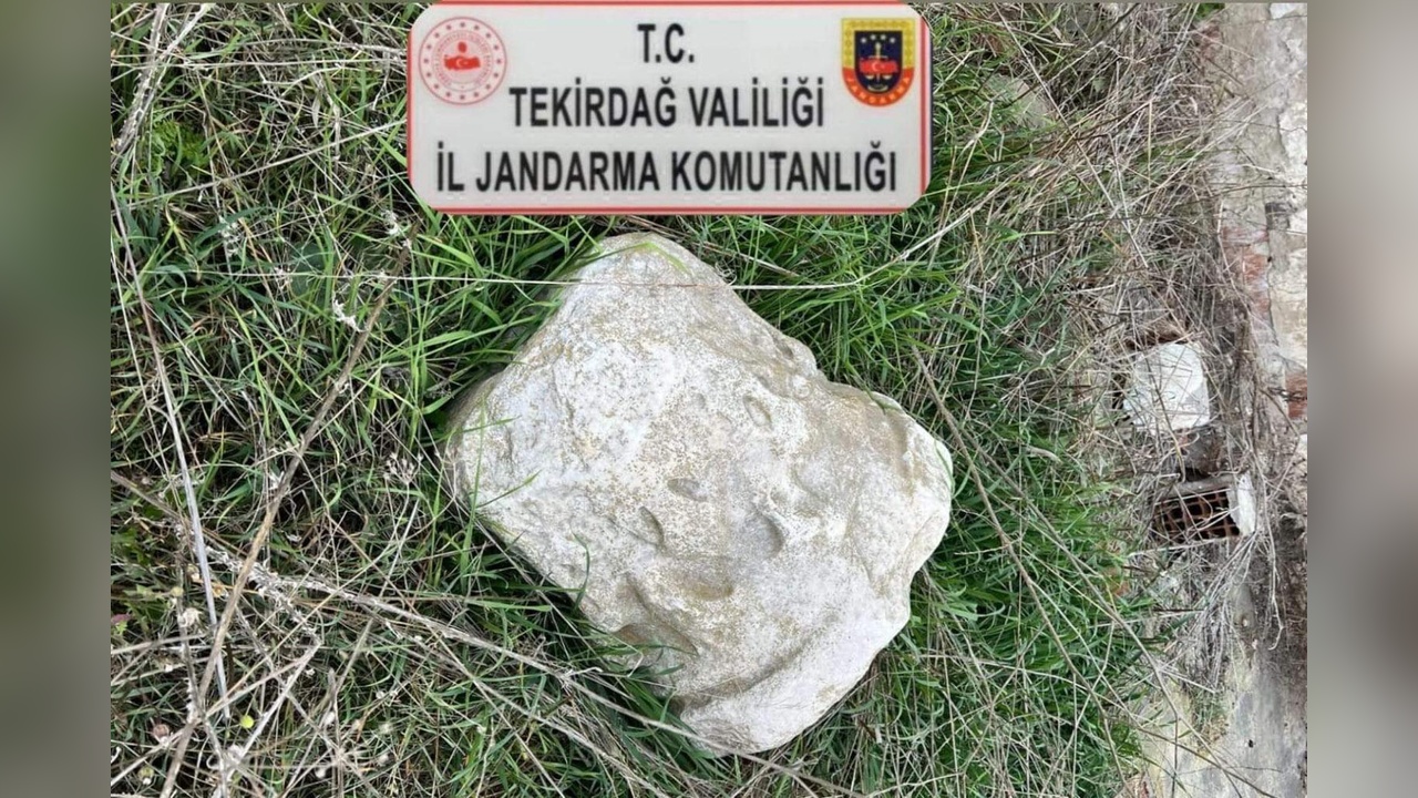 Roma Dönemine Ait Sütun Başlığı, Bir Binanın Bahçesinde Keşfedildi