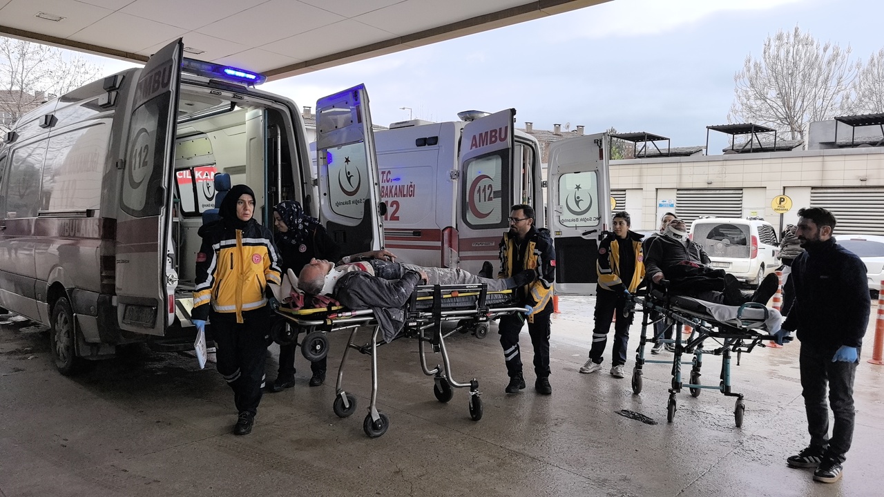 Otomobil ve Hafif Ticari Araç Çarpıştı: İki Kişi Yaralandı