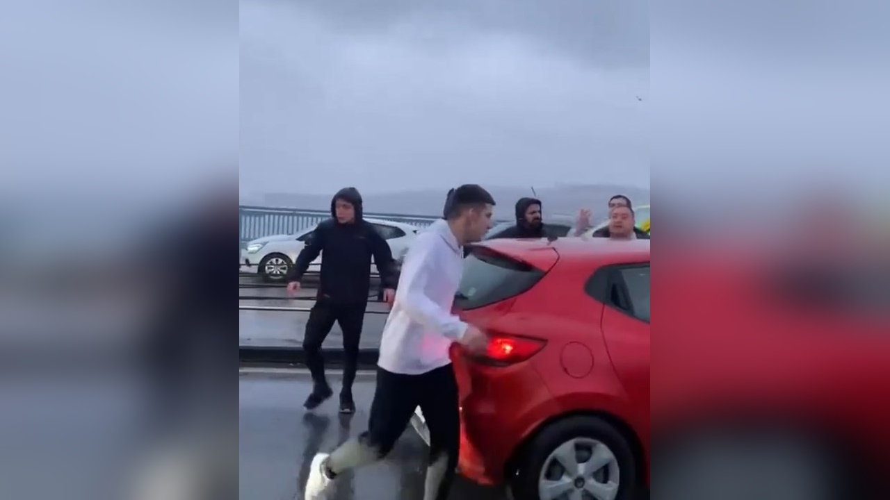Fatih'te Sürücüyle Tartışan Grup, Şiddete Başvurdu