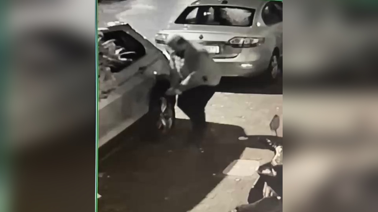Sultangazi'de Park Halindeki Araçta Lastik Patlatma Olayı