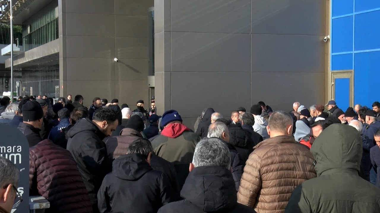 İstanbul'da '8+1' Taksi Sahipleri İBB Önünde Protesto Düzenledi