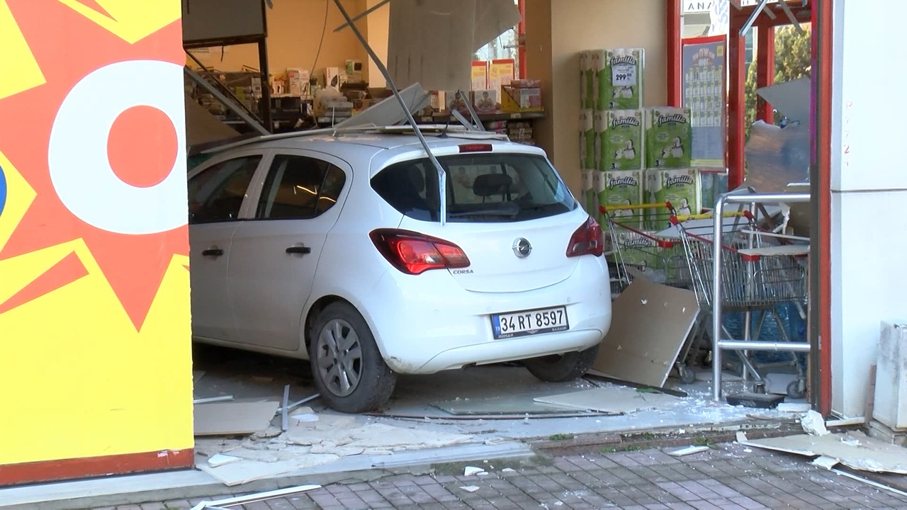 Pendik'te Sürücünün Hatası Marketi Vurdu
