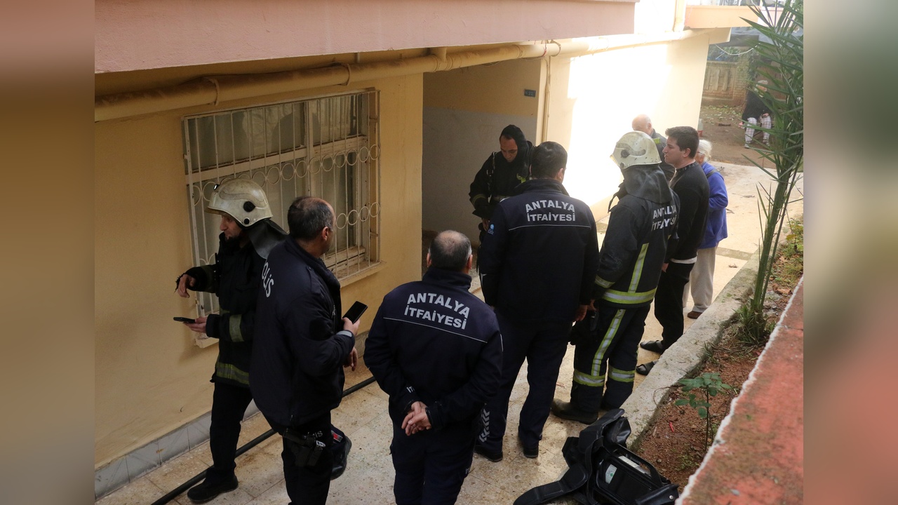 İtfaiye Eri, Yangında Mahsur Kalan Kadını Kurtardı