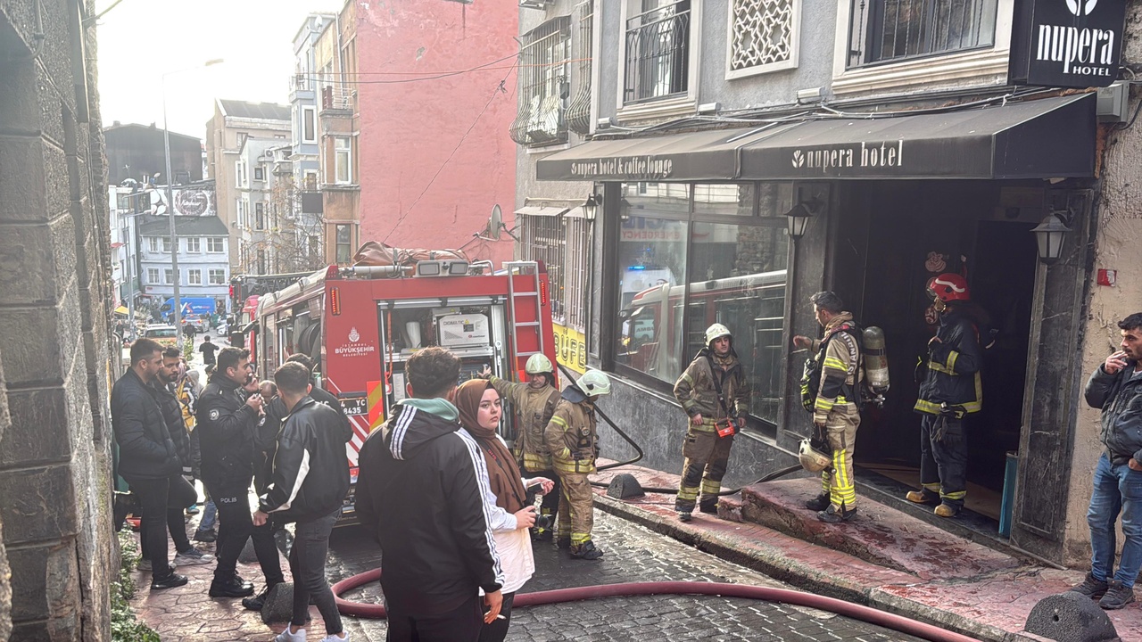 Taksim'deki Otelde Yangın Çıktı, 5 Kişi Dumandan Etkilendi