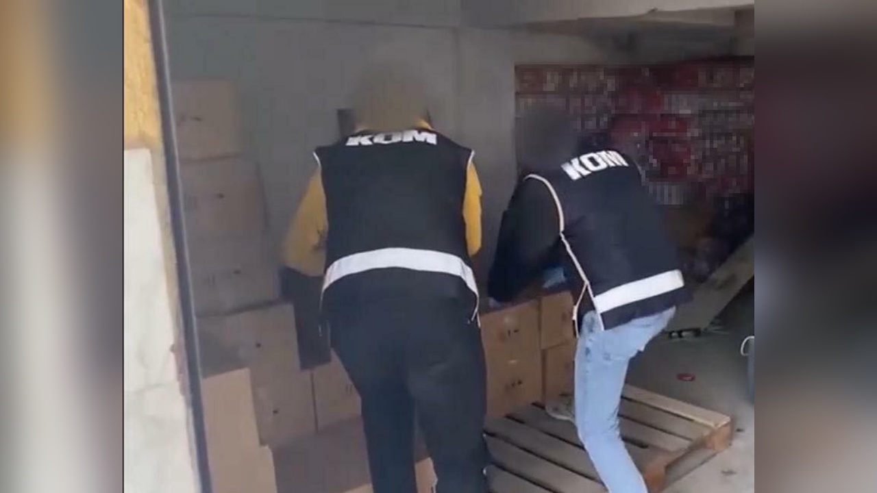 İzmir'de Gümrük Kaçağı Ürünlere Operasyon: Etil Alkol ve Cinsel İçerikler Ele Geçirildi
