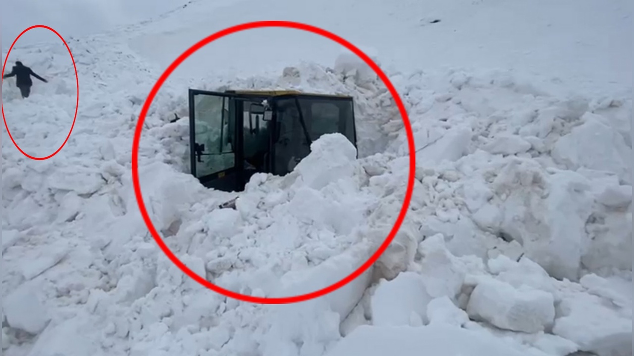 Şırnak'ta İş Makinesine Çığ Düştü, O Anlar Görüntülendi