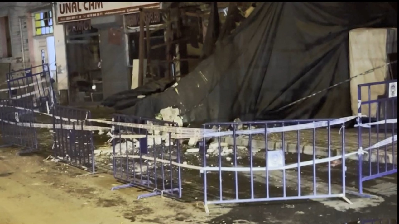 Sarıyer'de Metruk Bina Balkonu Araçların Üzerine Düştü