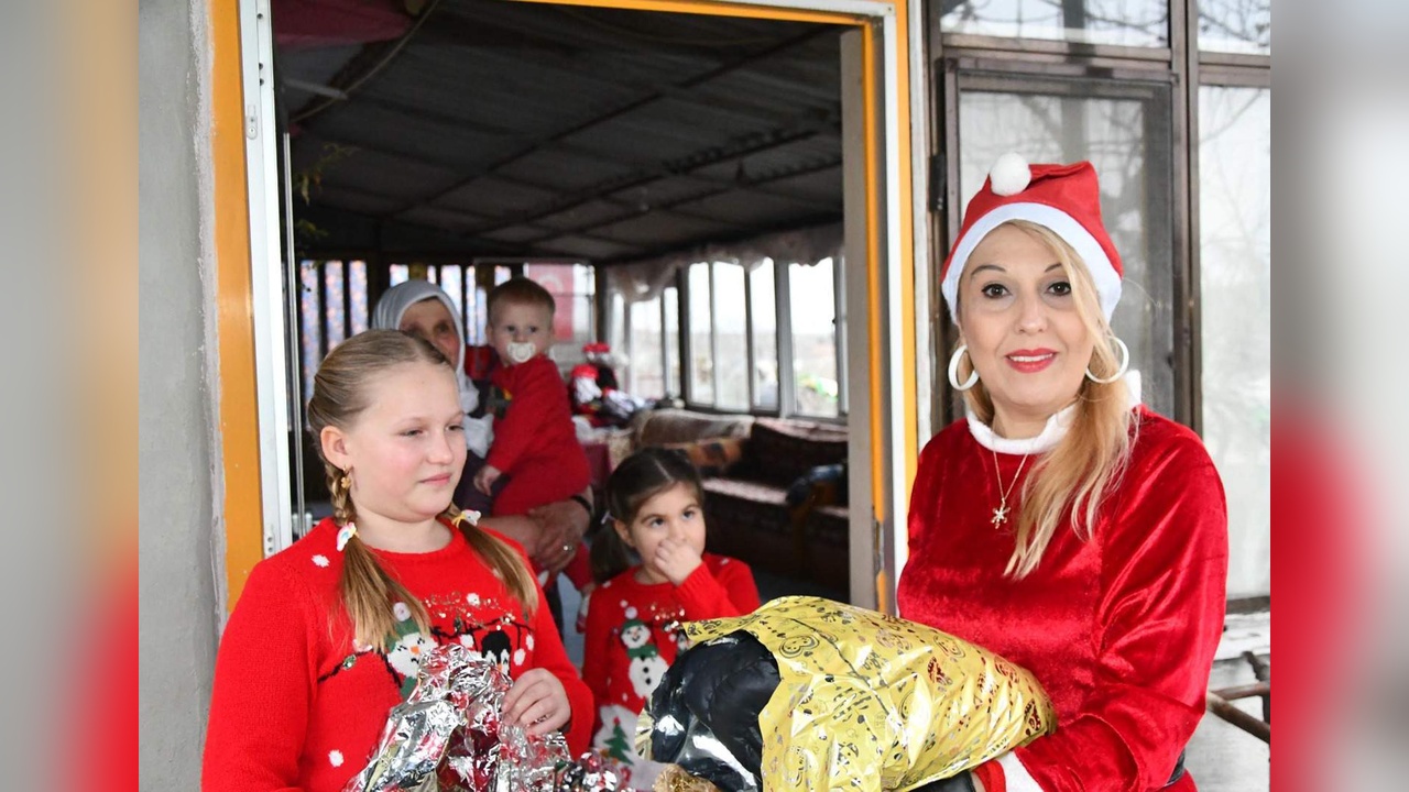 Tekirdağ'da Noel Geleneği: Kapı Kapı Hediye Dağıtan Ablalar
