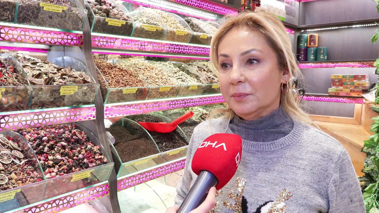 Eminönü'nde Yılbaşı Alışverişi Zirveye Ulaştı