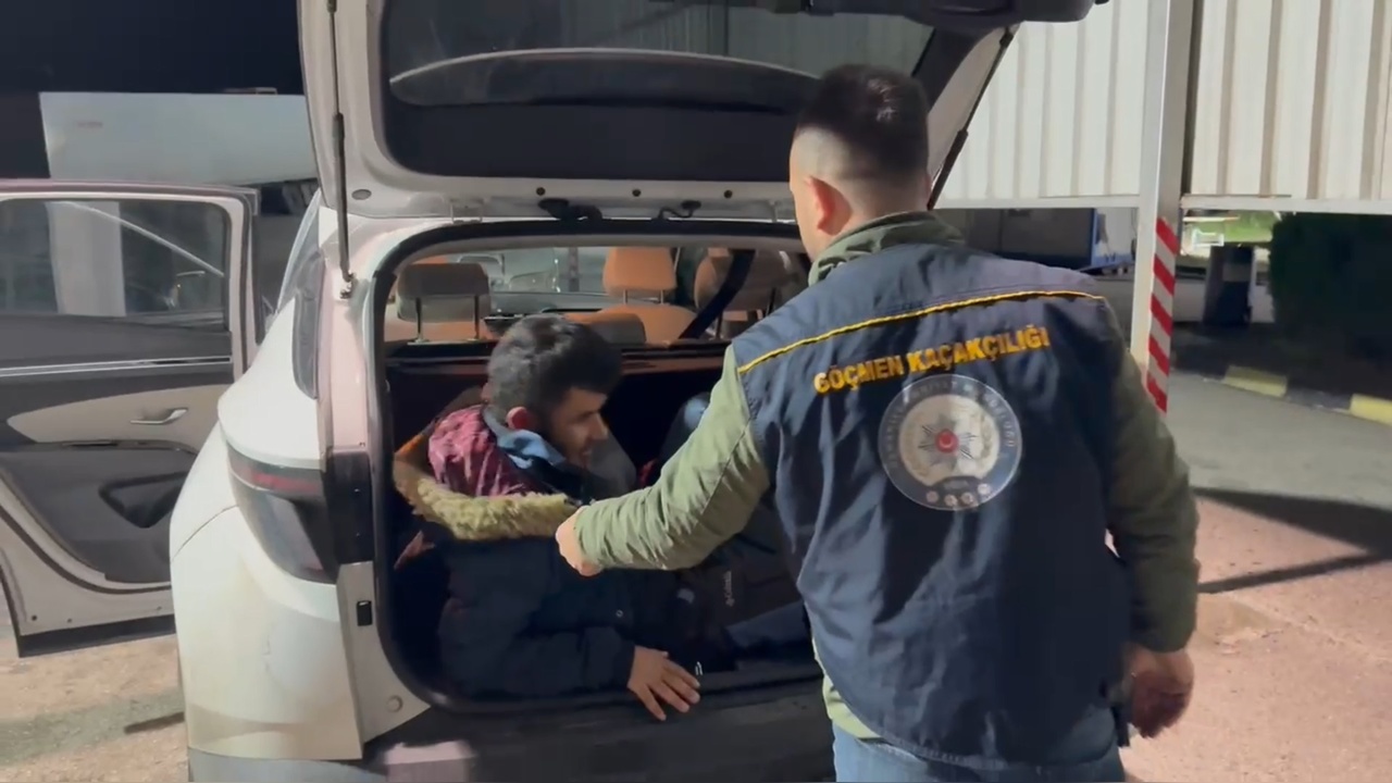 Osmaniye'de Bir Araçta Sekiz Kaçak Göçmen Yakalandı