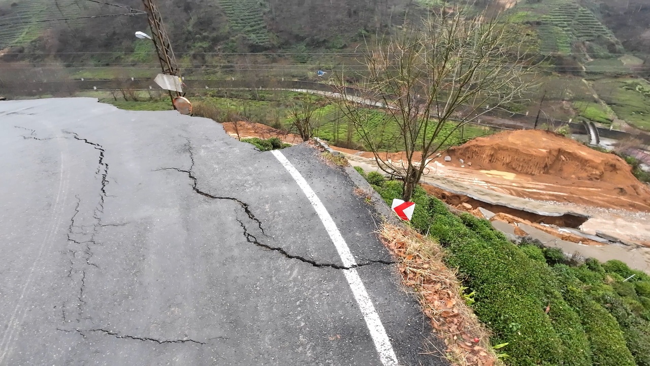 Rize'de Heyelan Sonucu Köy Yolu Çöktü