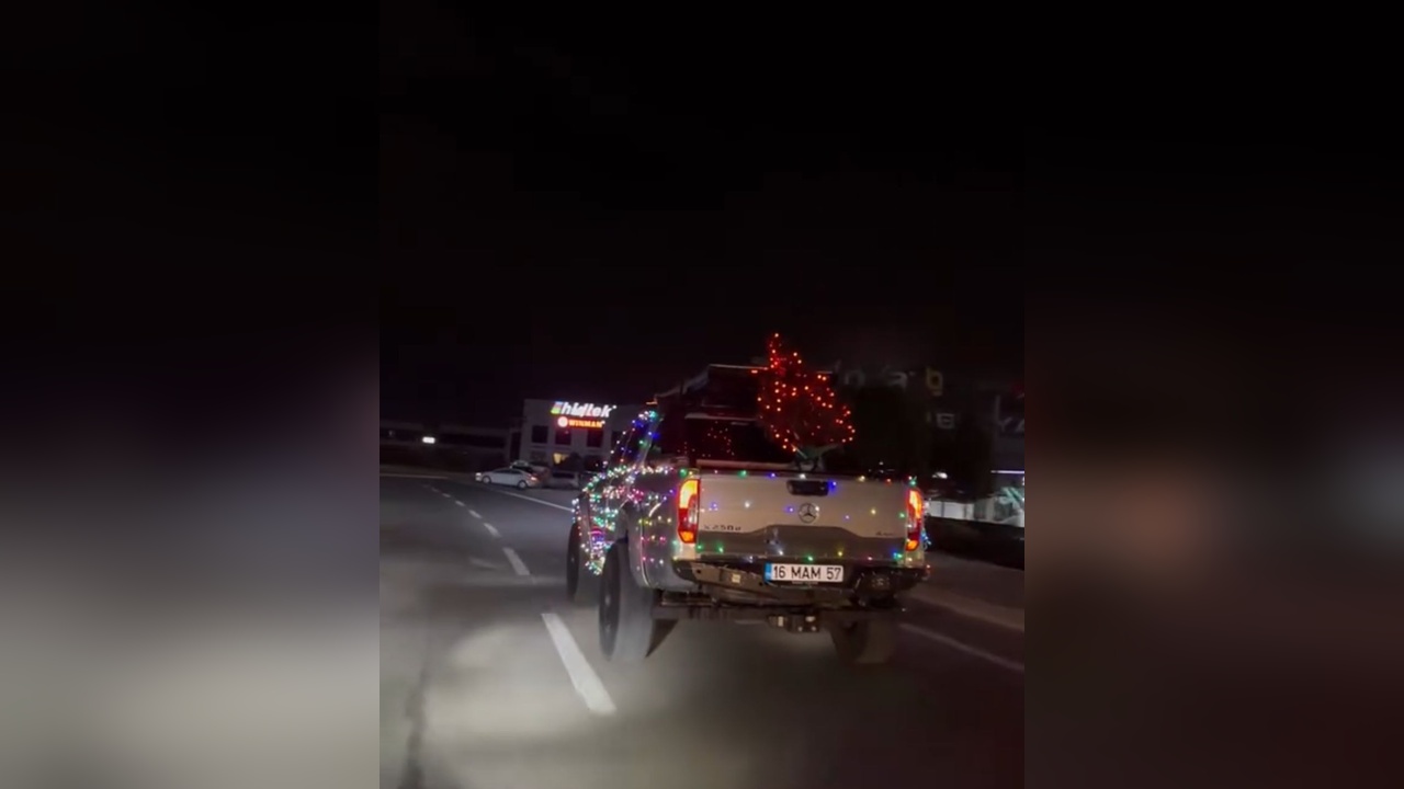 Renkli Lambalı Araçlarla Cadde Turu: Eğlenceli Anlar Kameralara Yansıdı