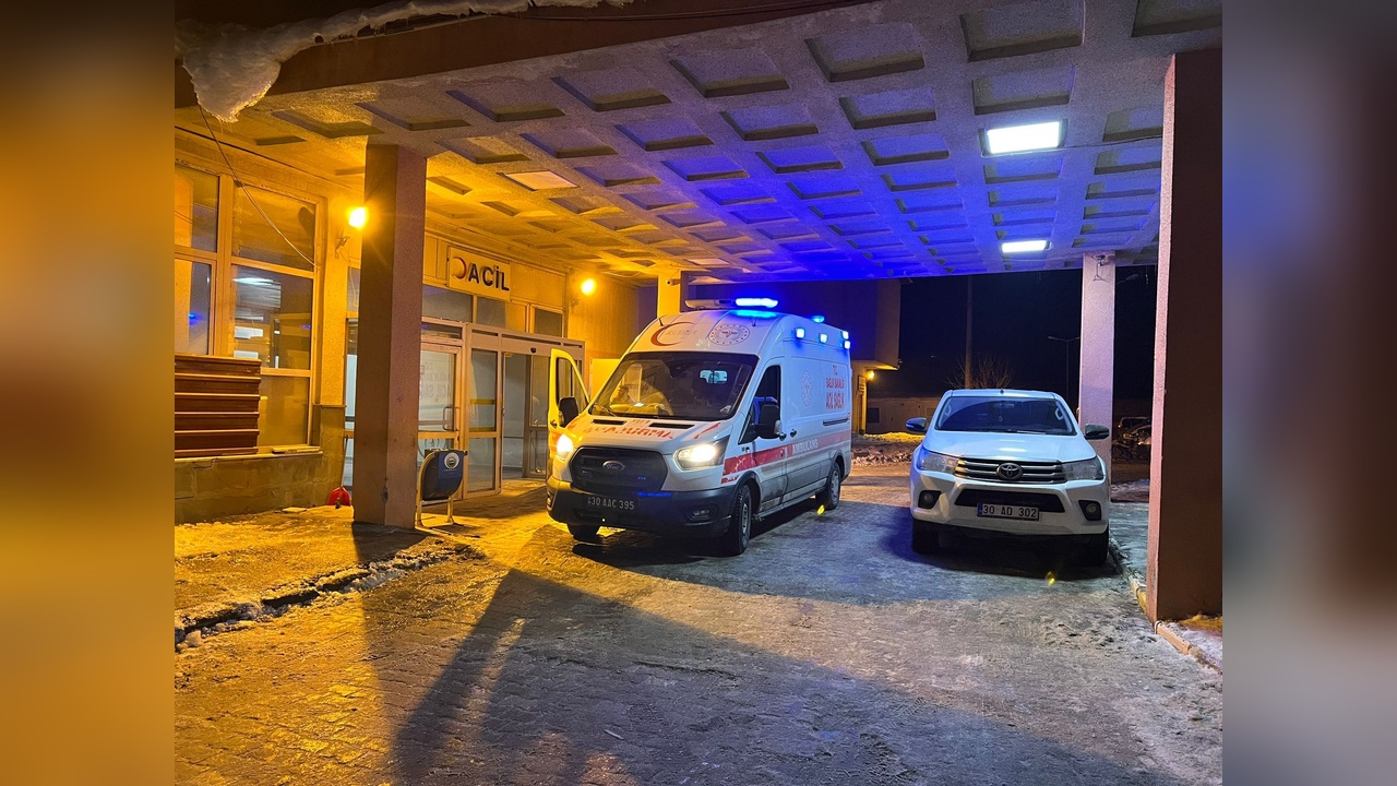 Minibüse düşen kaya parçası bir yolcuyu ağır yaraladı