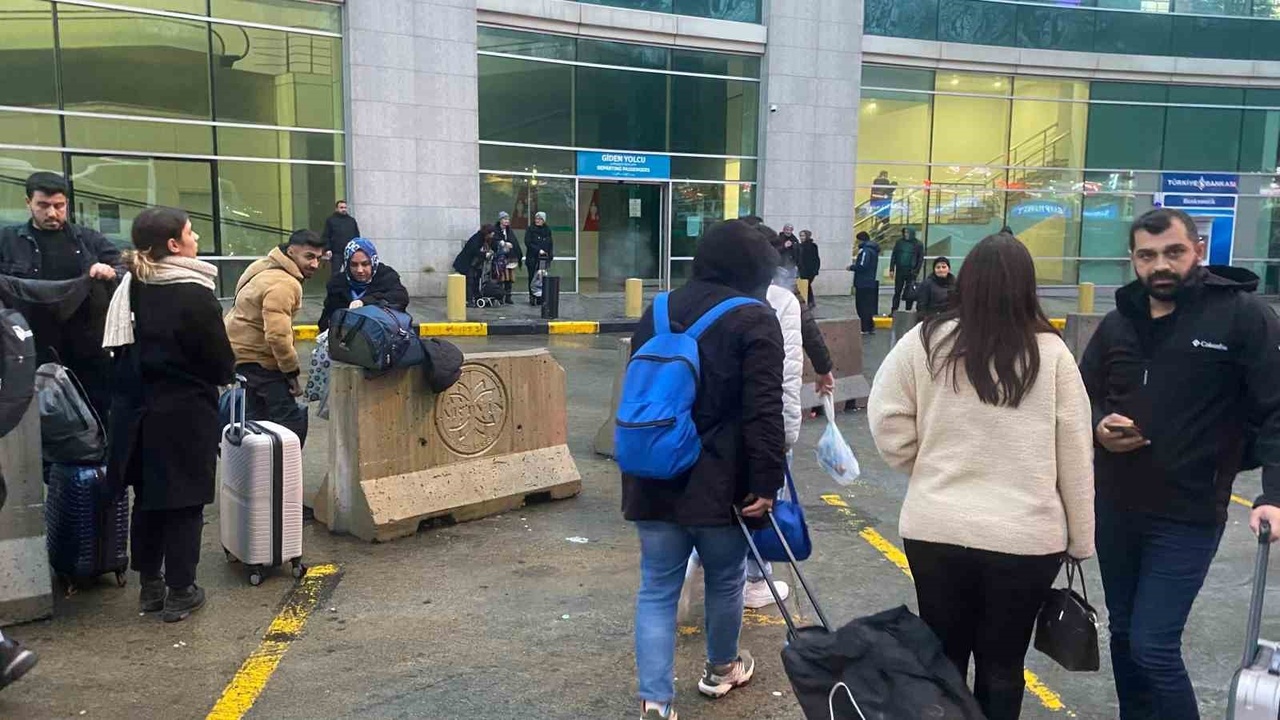 Yılbaşı Tatili İçin Sarp Sınır Kapısı'nda Yoğunluk Artıyor