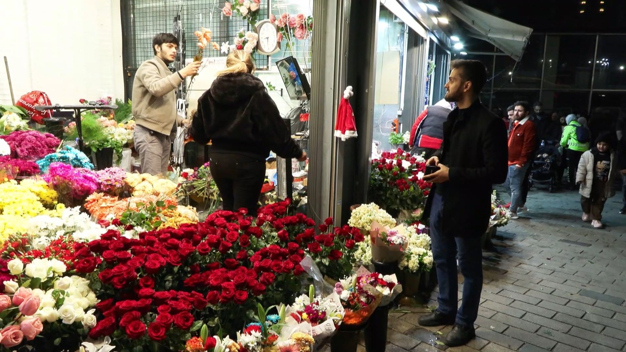 Taksim'deki Çiçekçiler Yılbaşı İçin Hazır