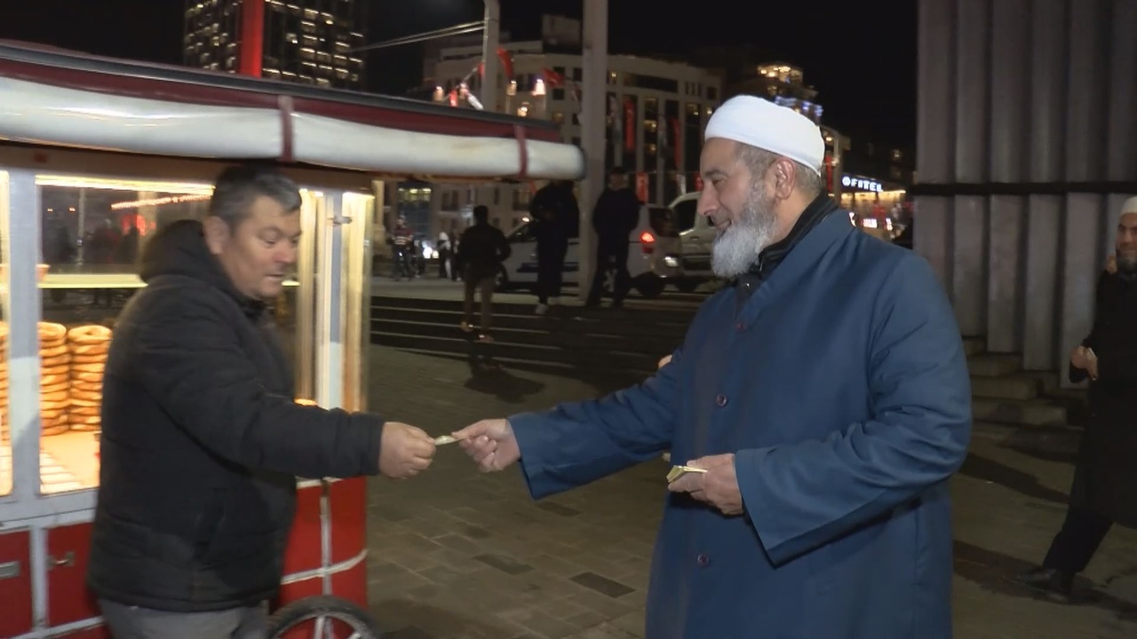 Taksim Meydanı'nda Yılbaşı Gecesi Bildiri Dağıtımı Gerçekleşti