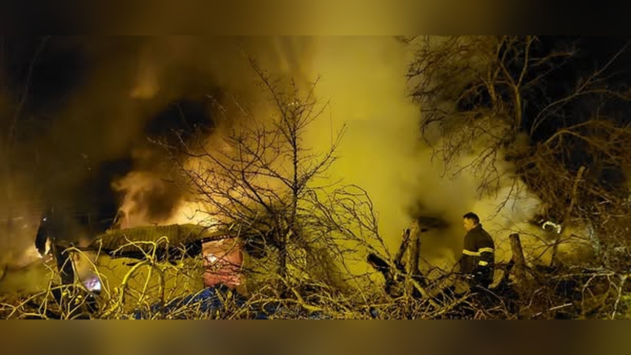 Kastamonu'da Yangın: İki Katlı Ahşap Ev ve Ahır Alevlere Teslim Oldu