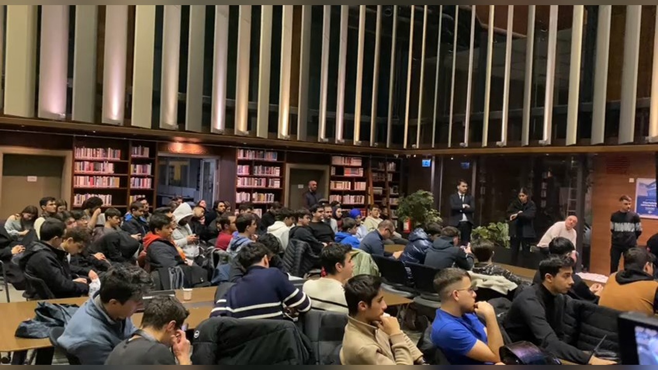 Bakan Kacır, Yeni Yılı Gençlerle Karşıladı