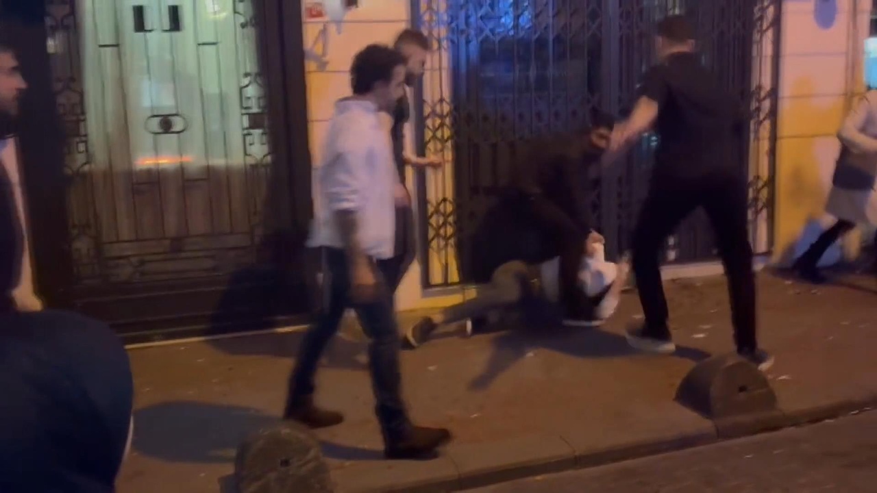 Taksim'de Eğlence Mekanı Çıkışında Şiddet Olayı