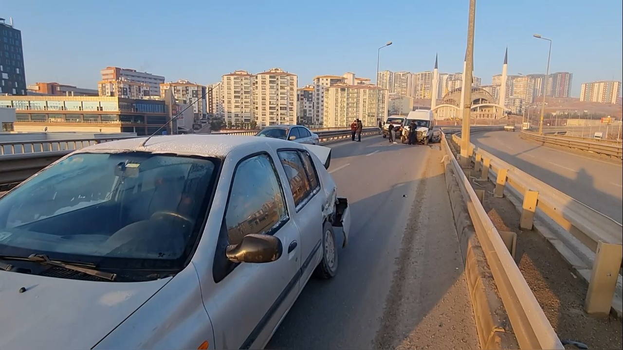 Kırıkkale'de Buzlanma Kazası: Altı Kişi Yaralandı