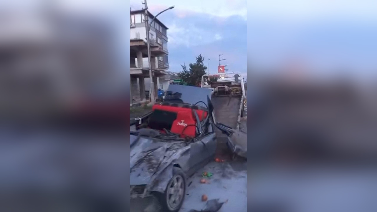 Otomobil Kamyona Çarptı, Sürücü Yaralandı