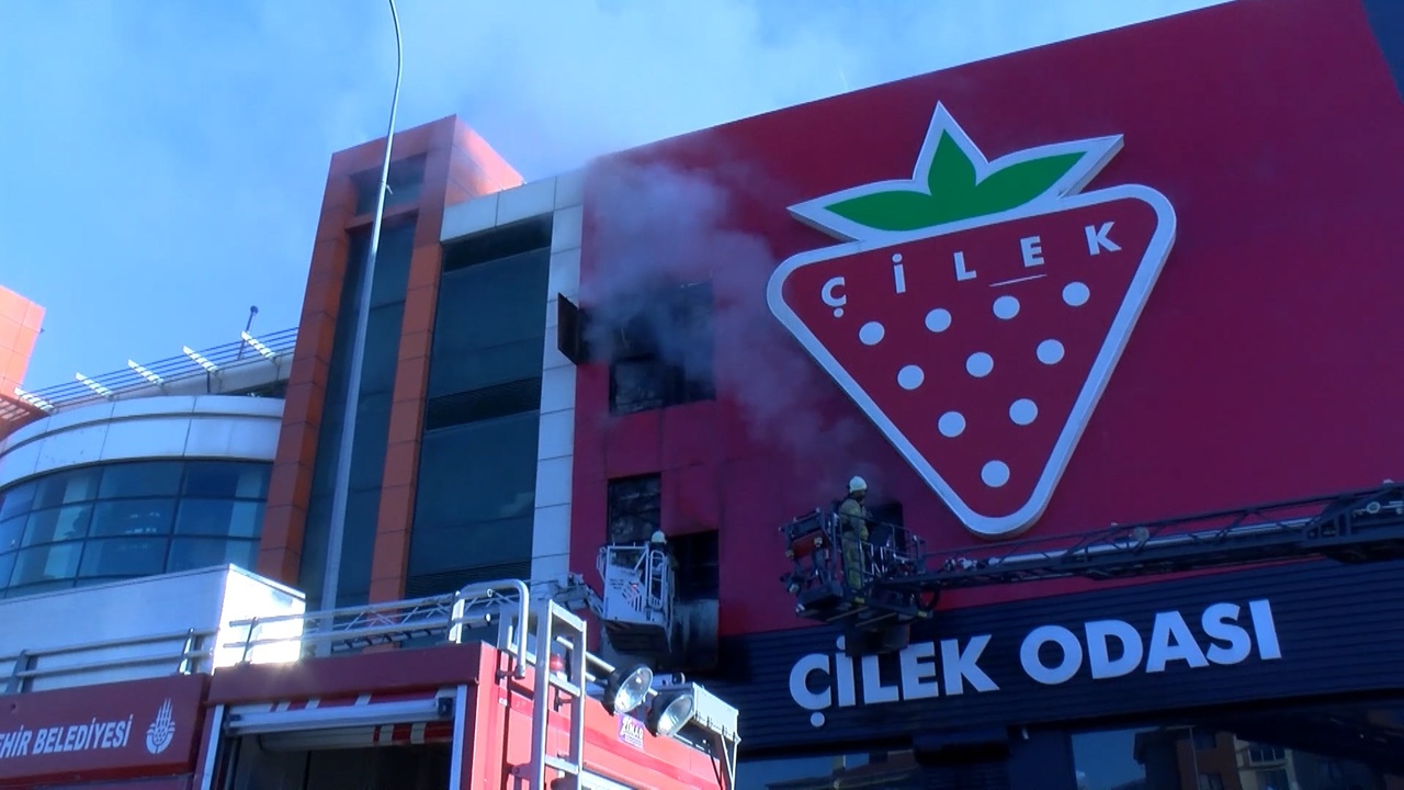Çekmeköy'deki Mobilya Mağazasında Yangın Çıktı