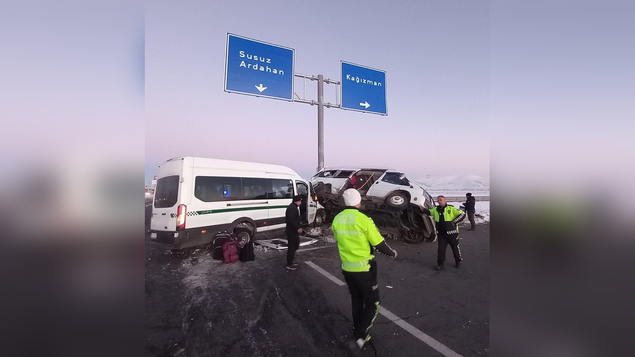 Kars'ta Minibüs Kazasında 27 Kişi Yaralandı