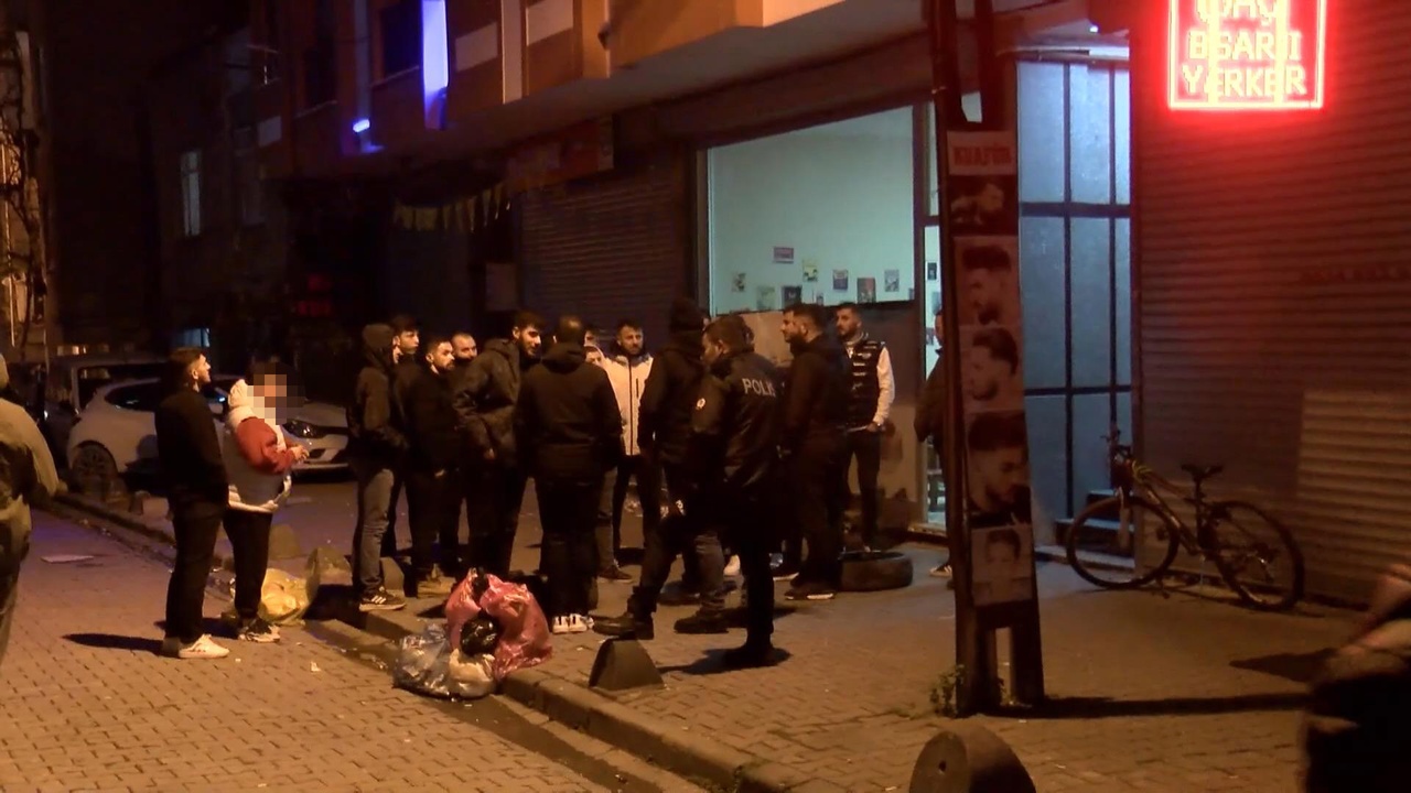 Küçükçekmece'de Çay Ocağına Patlayıcı Atıldı