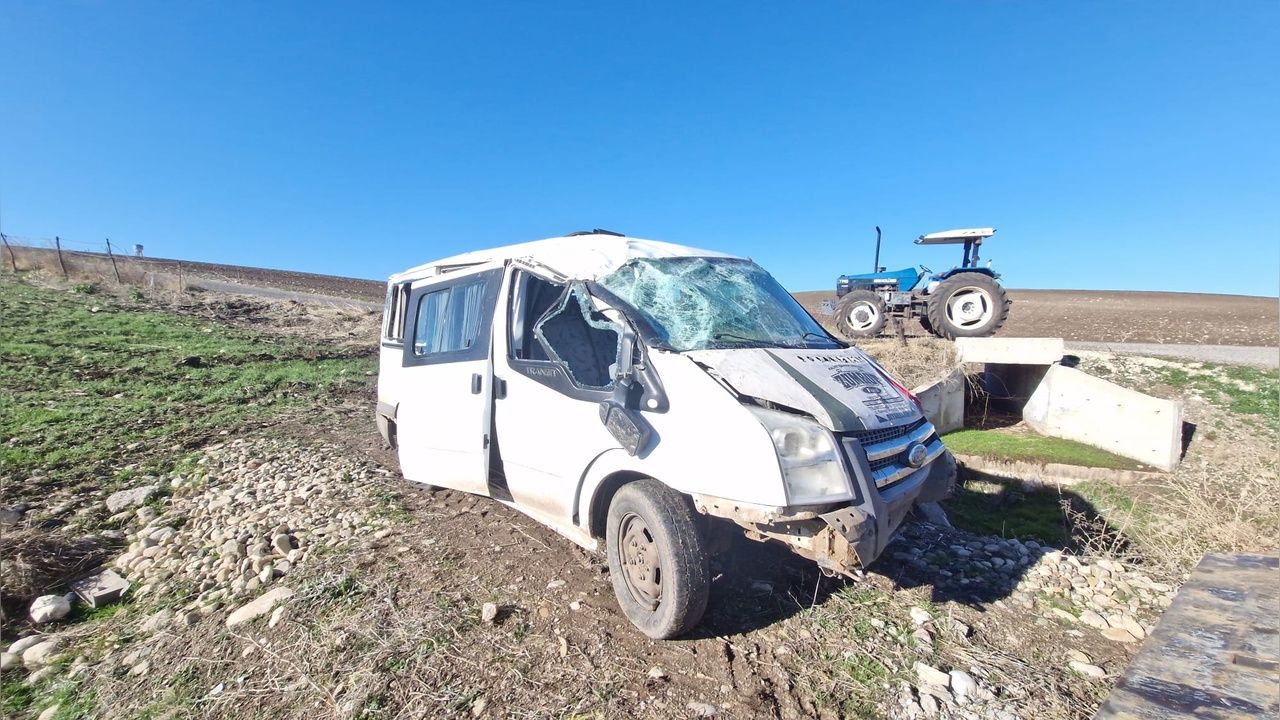 Diyarbakır'da Öğrenci Servisinin Devrilmesi Sonucu 11 Kişi Yaralandı
