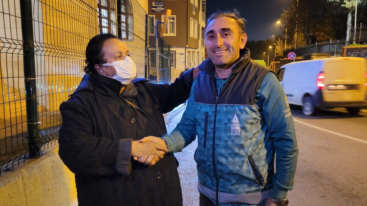 Beyoğlu'nda Temizlik Görevlisi Altın Dolu Çantayı Sahibine Ulaştırdı