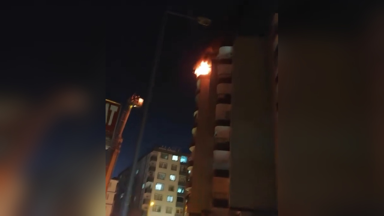 Diyarbakır'da Mangal Yangını: Çatı Alev Alev Yandı