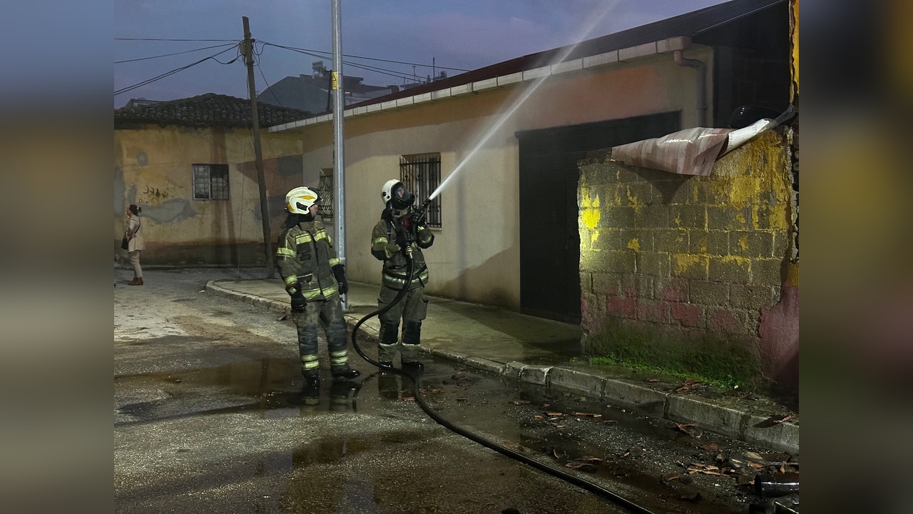 İzmir'de Mahallelinin Cesareti: Yangında Mahsur Kalan 6 Çocuk Kurtarıldı