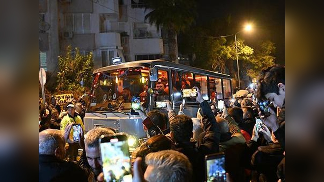 Ferdi Tayfur'un Hayranları Hastane Önünde Duygusal Anlar Yaşadı