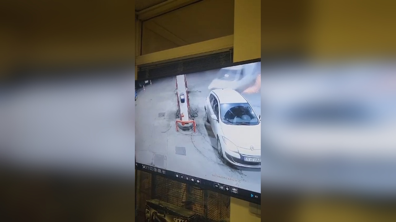 Akaryakıt Pompasına Çarpan Hafif Ticari Araçta İki Yaralı