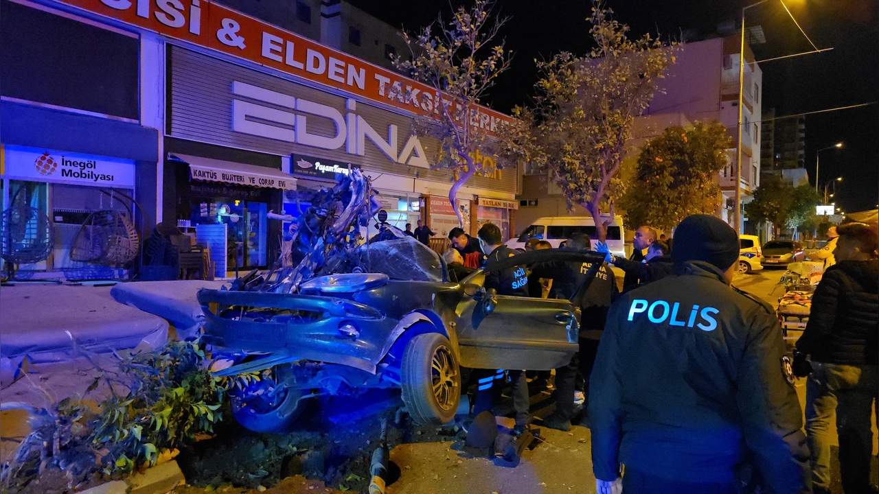 Feci Kaza: Otomobil Ağaçlara Çarptı, İki Kişi Yaralandı