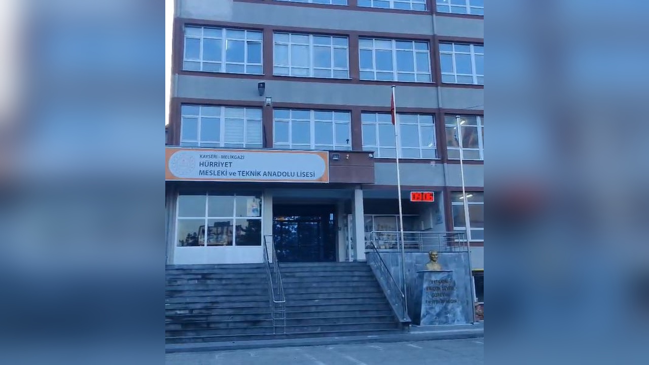 Öğrenciler Okulda Ferdi Tayfur Şarkılarıyla Coştu