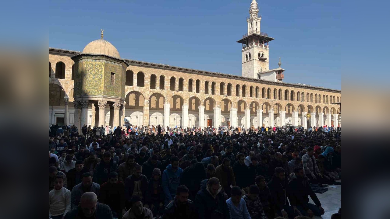 Emevi Camii'nde Cuma Namazında Yoğun Kalabalık